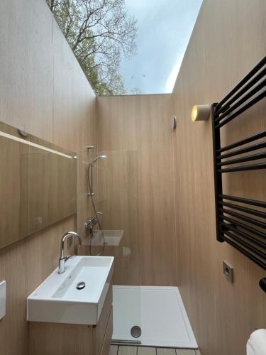 ห้องน้ำของ Capsula in het Bos