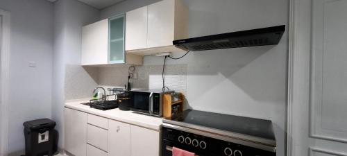 Η κουζίνα ή μικρή κουζίνα στο Grand & Spacious - 2BR & 3BR Family Retreat!