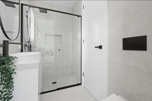Bilik mandi di Luxury Newly Built Home Queen Room