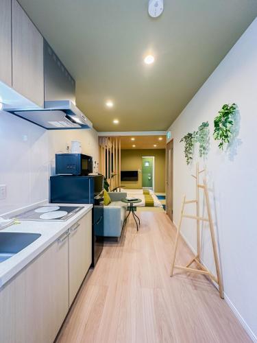 eine Küche und ein Wohnzimmer mit einer Arbeitsplatte in der Unterkunft 花溪居 梦 in Osaka