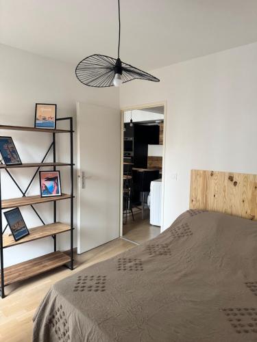 une chambre avec un lit et un ventilateur de plafond dans l'établissement Appartement T3, 5 minutes à pied des plages, à Ajaccio