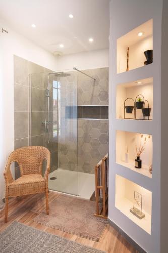 La salle de bains est pourvue d'une cabine de douche et d'une chaise. dans l'établissement 