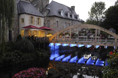 un pont sur une rivière devant un bâtiment dans l'établissement De rulinen - cote verger, à Saint-Clet