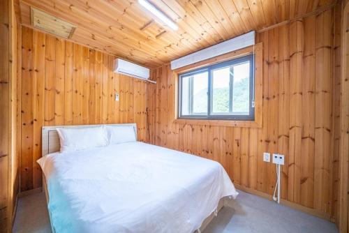 Un ou plusieurs lits dans un hébergement de l'établissement Gyeongju Mu Stay