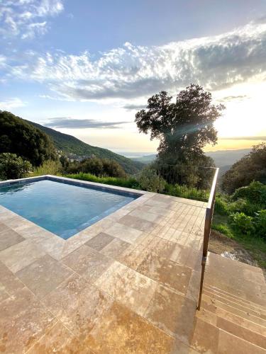 une piscine avec vue sur l'océan dans l'établissement Maison à la campagne., à Sollacaro