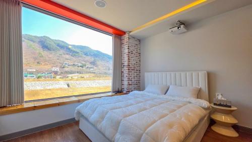 Postel nebo postele na pokoji v ubytování Hi, Hadong Pension