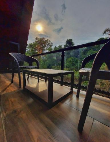 Μπαλκόνι ή βεράντα στο Elephant Pub - River Valley Huts by Antara