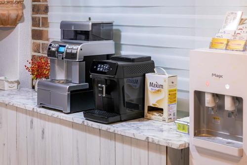a coffee machine sitting on top of a counter at Taean Red Balloon Pension in Tangam-ni