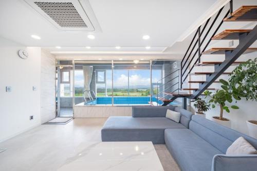 Πισίνα στο ή κοντά στο Gangneung The Gangmun Poolvilla and Spa Oceanview