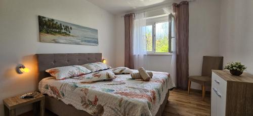 Posteľ alebo postele v izbe v ubytovaní APARTMAN KATY