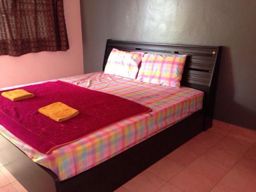 een bed met twee handdoeken bovenop bij Rossarin Seeview 2 in Noord Pattaya