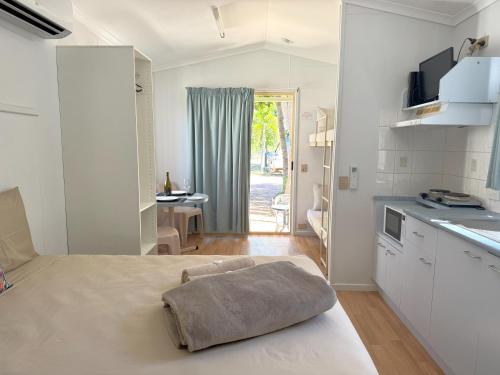 Η κουζίνα ή μικρή κουζίνα στο Karumba Point Sunset Caravan Park