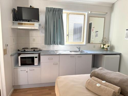 Η κουζίνα ή μικρή κουζίνα στο Karumba Point Sunset Caravan Park