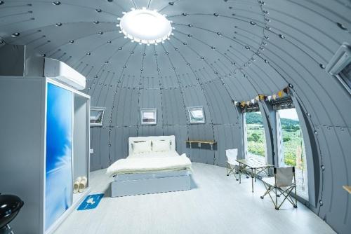 Ένα ή περισσότερα κρεβάτια σε δωμάτιο στο Boseong Glamping The Maru