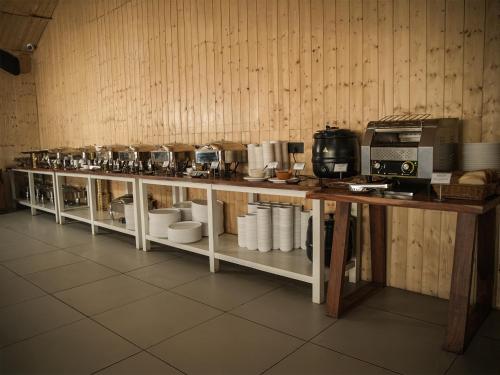 Kemudahan buat kopi dan teh di Praveg Tent City Saryu Ayodhya