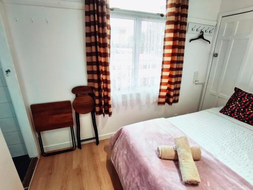 Кровать или кровати в номере Regent Residential House