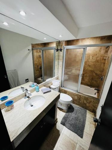 ห้องน้ำของ Departamento de lujo frente al mar, Luxury oceanfront apartment