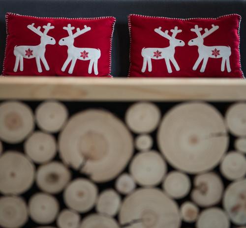 a shelf with red pillows next to a pile of plates at Dom Górski in Karpacz