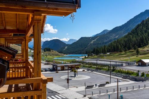 - une vue sur un skatepark avec des montagnes en arrière-plan dans l'établissement CGH Résidence Boutique Le Napoléon, à Montgenèvre