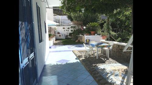 a table and chairs sitting in a yard next to a house at Casa Acqua Marina Ponza in Ponza