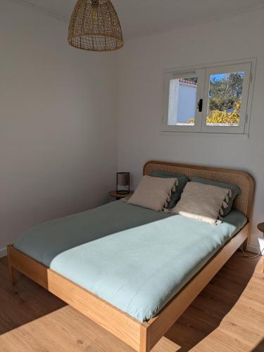 une chambre avec un lit avec un matelas bleu dans l'établissement Maison familiale avec dépendance 100m2 proche de la mer, à La Guérinière