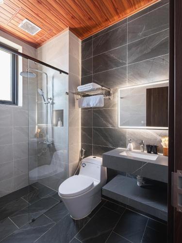 a bathroom with a toilet and a sink and a shower at Quỳnh Phương Villa Đà Lạt in Ấp Kim Thạch