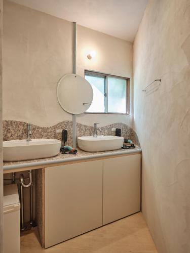 a bathroom with two sinks and a mirror at Tipy records inn photon in Odawara