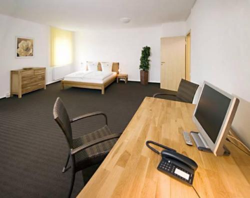 an office with a desk with a computer on it at Dietrich-Bonhoeffer-Hotel Berlin Mitte in Berlin