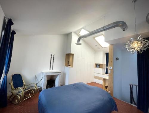 - une chambre avec un lit, une chaise et un lustre dans l'établissement Maison au cœur du Mourillon avec Jacuzzi, à Toulon