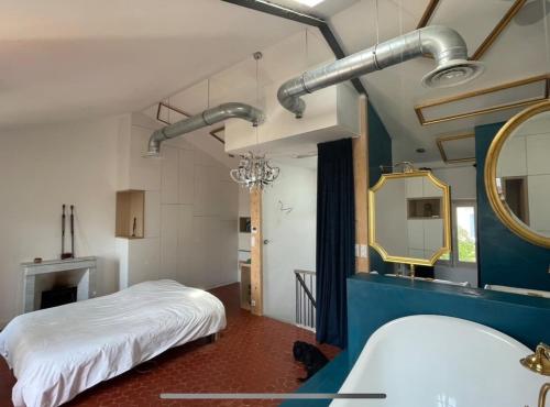 une chambre avec un lit blanc et un miroir dans l'établissement Maison au cœur du Mourillon avec Jacuzzi, à Toulon