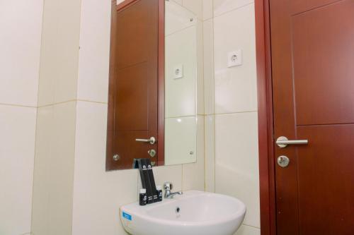 Koupelna v ubytování Homey and Modern Look 1BR at Asatti Apartment By Travelio