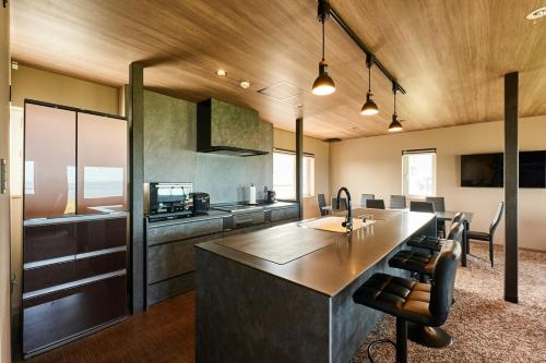 Una cocina con una gran isla en una habitación. en Zenibako Sunset, en Otaru