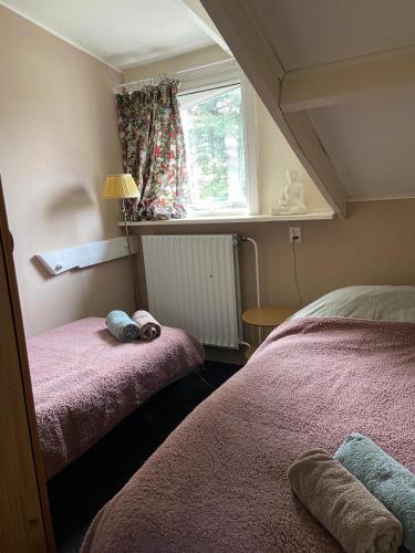 a bedroom with two beds and a window at House on estate near Amsterdam and Keukenhof in Lisserbroek