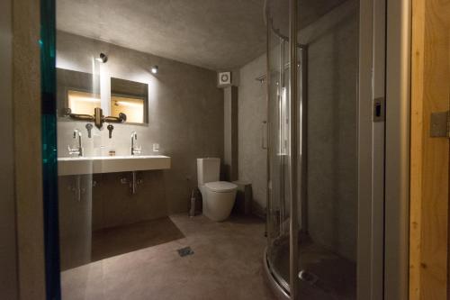 A bathroom at Enetiko Resort