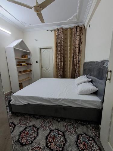 Postel nebo postele na pokoji v ubytování XINJIANG HOTEl
