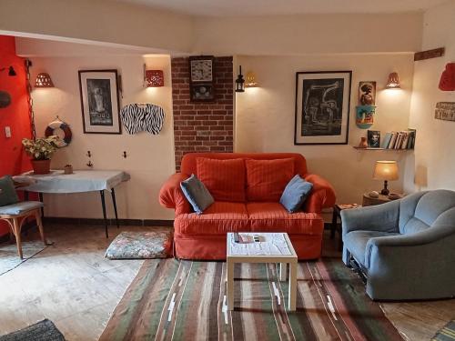 a living room with a red couch and a table at Condo Studio Paradise Beach in Alexandria