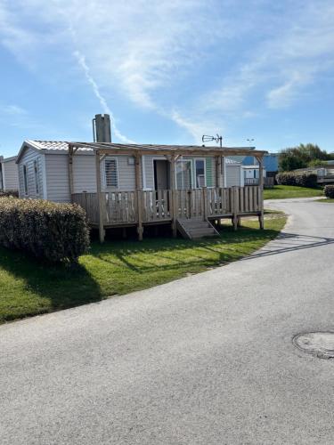 Afbeelding uit fotogalerij van CAMPING DU PHARE d OPALE MOBILE HOME J10 in Le Portel