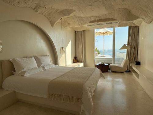 a bedroom with a large bed and a large window at Man hai Valley Hotel in Sansha