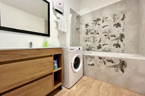 une salle de bain avec une machine à laver et un lavabo dans l'établissement Appartement de la Salle neuf et tout équipé, à Nancy