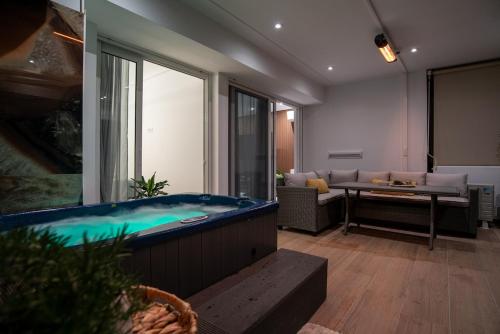 One-Bedroom Jacuzzi Glyfada