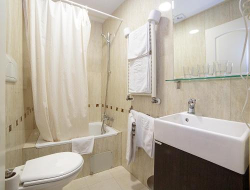A bathroom at Hostal Adria Santa Ana