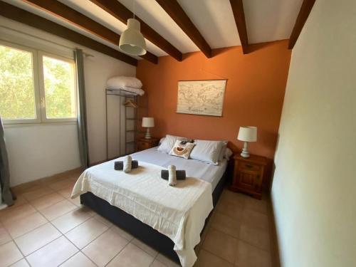 une chambre avec un lit avec un chien dessus dans l'établissement villa a calata, à Porto-Vecchio