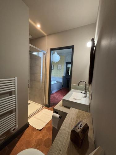 une salle de bain avec toilettes, lavabo et douche dans l'établissement Le Presbytère de Darcey, à Darcey