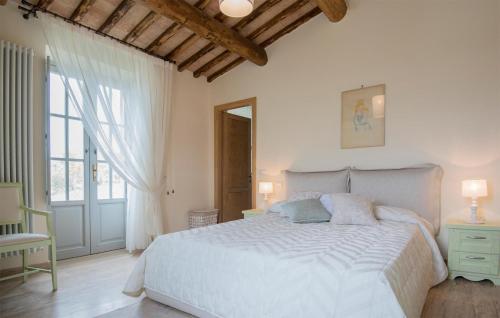 a bedroom with a large white bed and a window at Cozy Home In Trevinano in Trevinano
