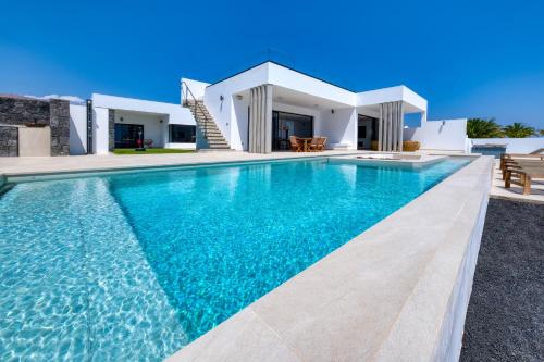 White House - Fire pit and Private pool By Lanzarote Vacation Homes