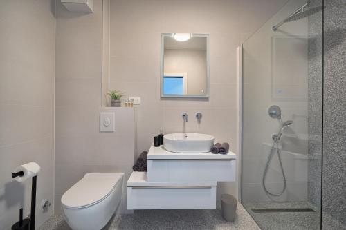 Et badeværelse på The Wave - Sea-View & Pool