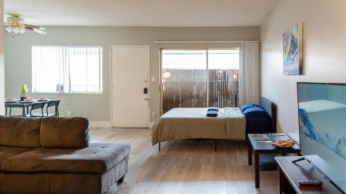 Χώρος καθιστικού στο Redondo Huge 1Bedroom,3 Queens, close to Beach Sleeps 7