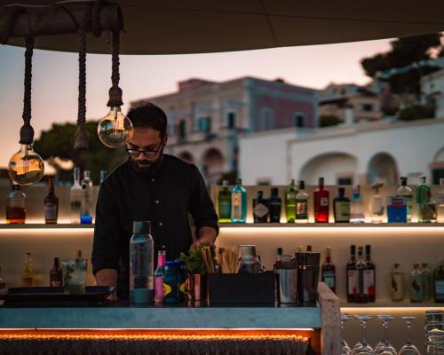 a man preparing a drink at a bar at Est hotel in Santa Cesarea Terme