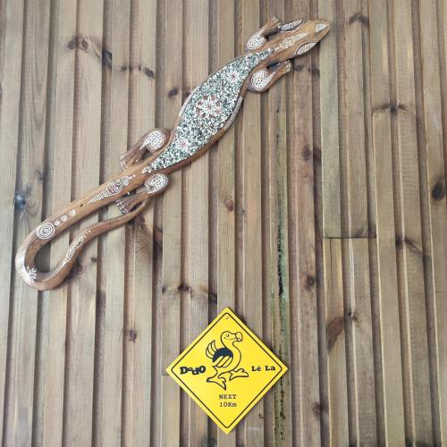 a snake on the side of a wall with a sign at Chalet Tikaz Sandjo in LʼEntre-Deux