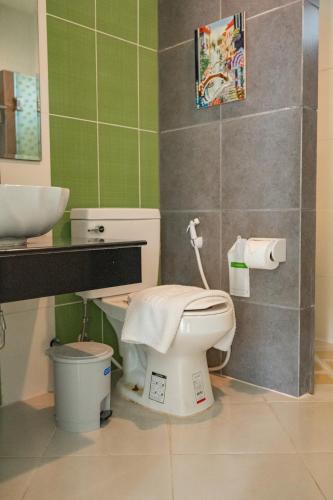 a bathroom with a toilet and a sink at Villa Reina Resort in Nong Nam Daeng